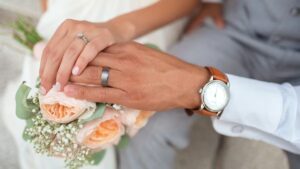 Couple marié se tenant la main dans un domaine près de Paris